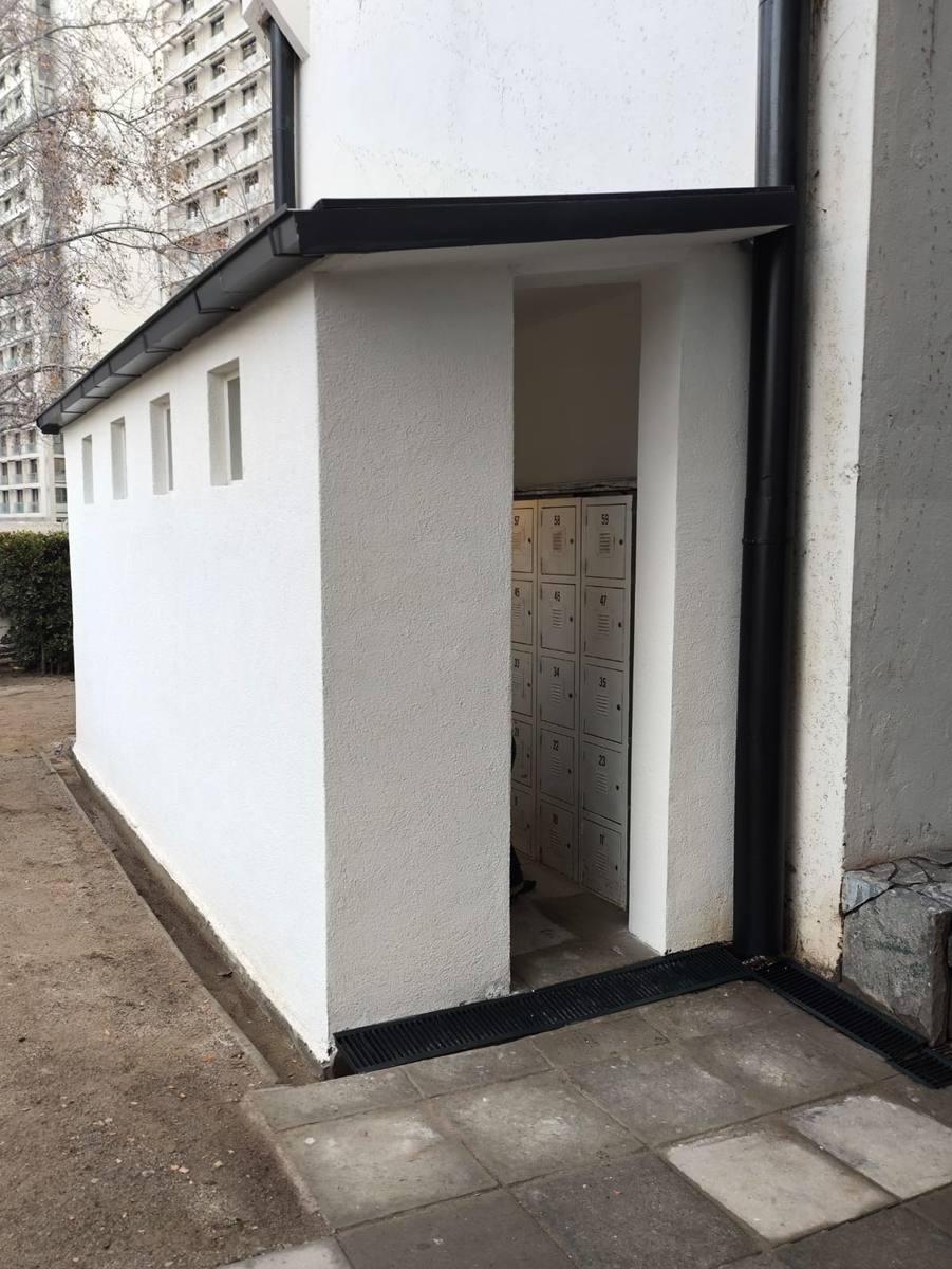 Exterior de condominio con techumbre y canaletas