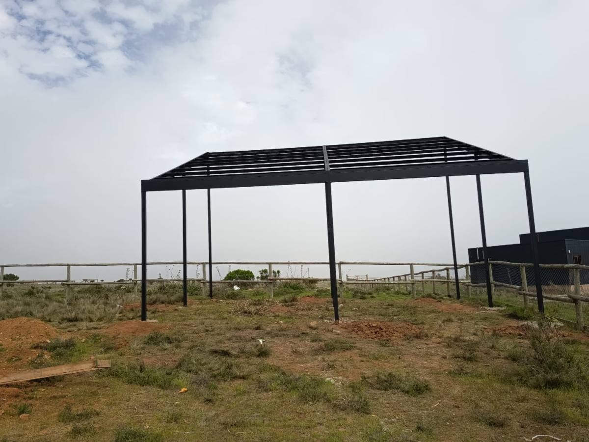 Estructura metálica montada en terreno