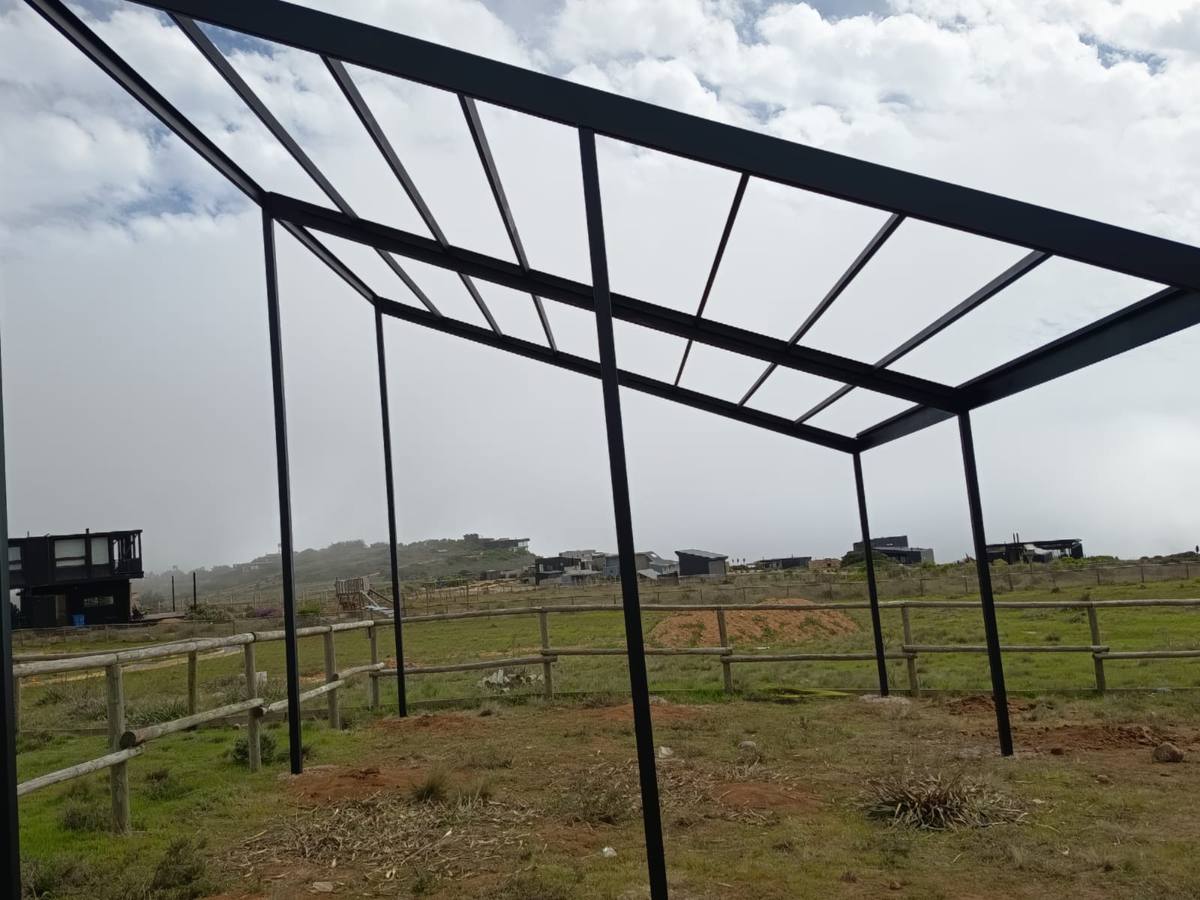 Vista interior de cubierta metálica en construcción