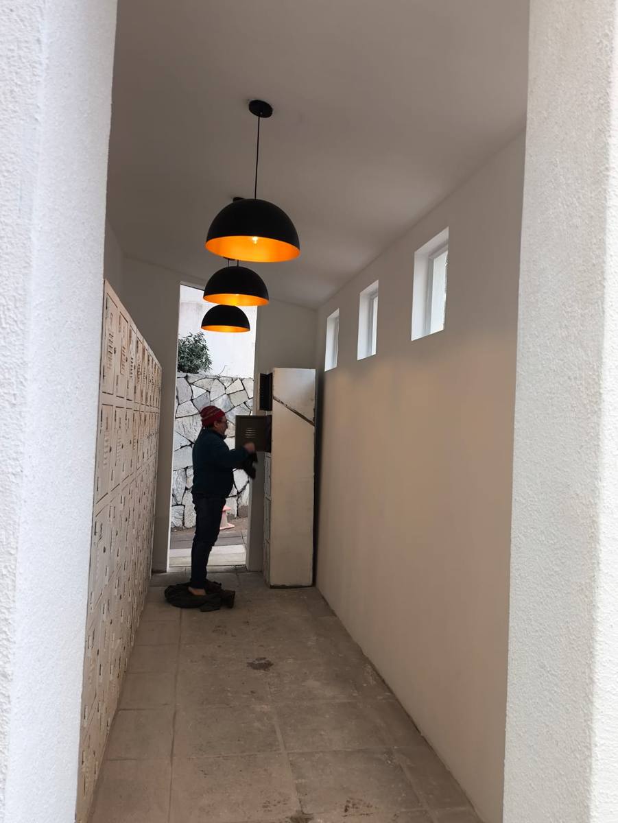 Pasillo interior remodelado con luminarias