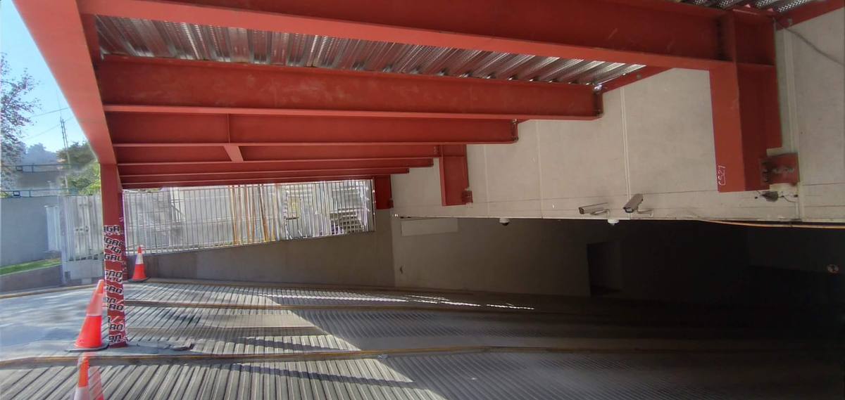 Vigas industriales de acero pintadas en rojo